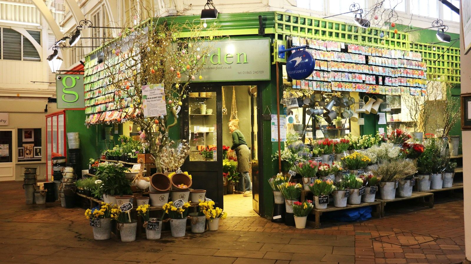 Blumenladen mit Pflanzen vor dem Eingang